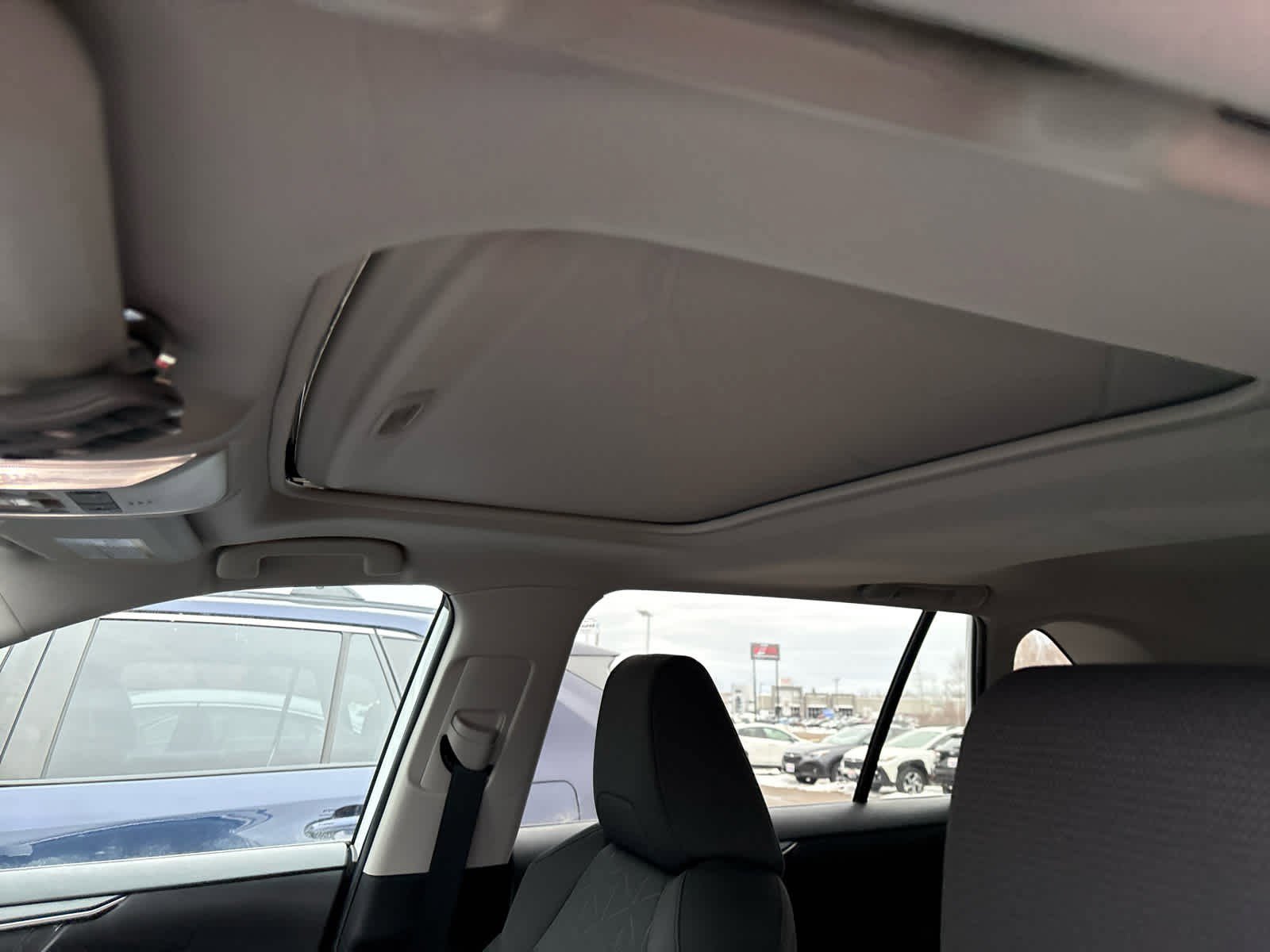 Used 2022 Toyota RAV4 XLE w/ Convenience Package FWD image 9