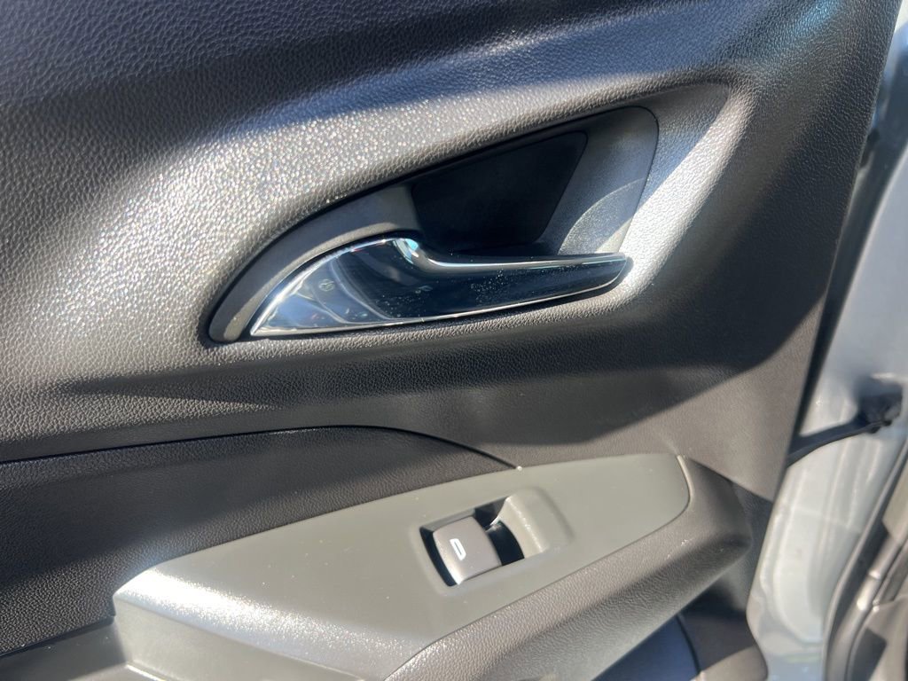 Used 2025 Chevrolet Trax LT FWD image 27