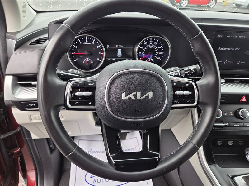 Used 2024 Kia Carnival LX FWD image 15