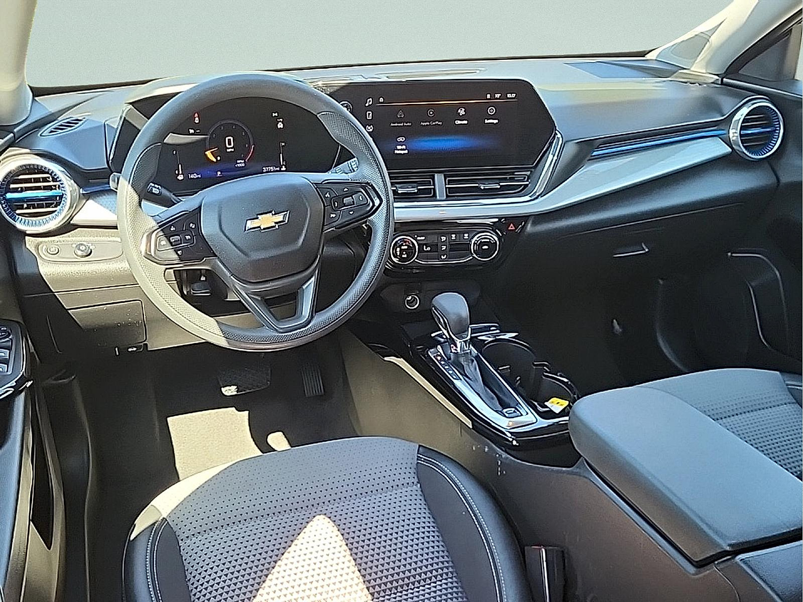 Used 2025 Chevrolet Trax LT FWD image 15