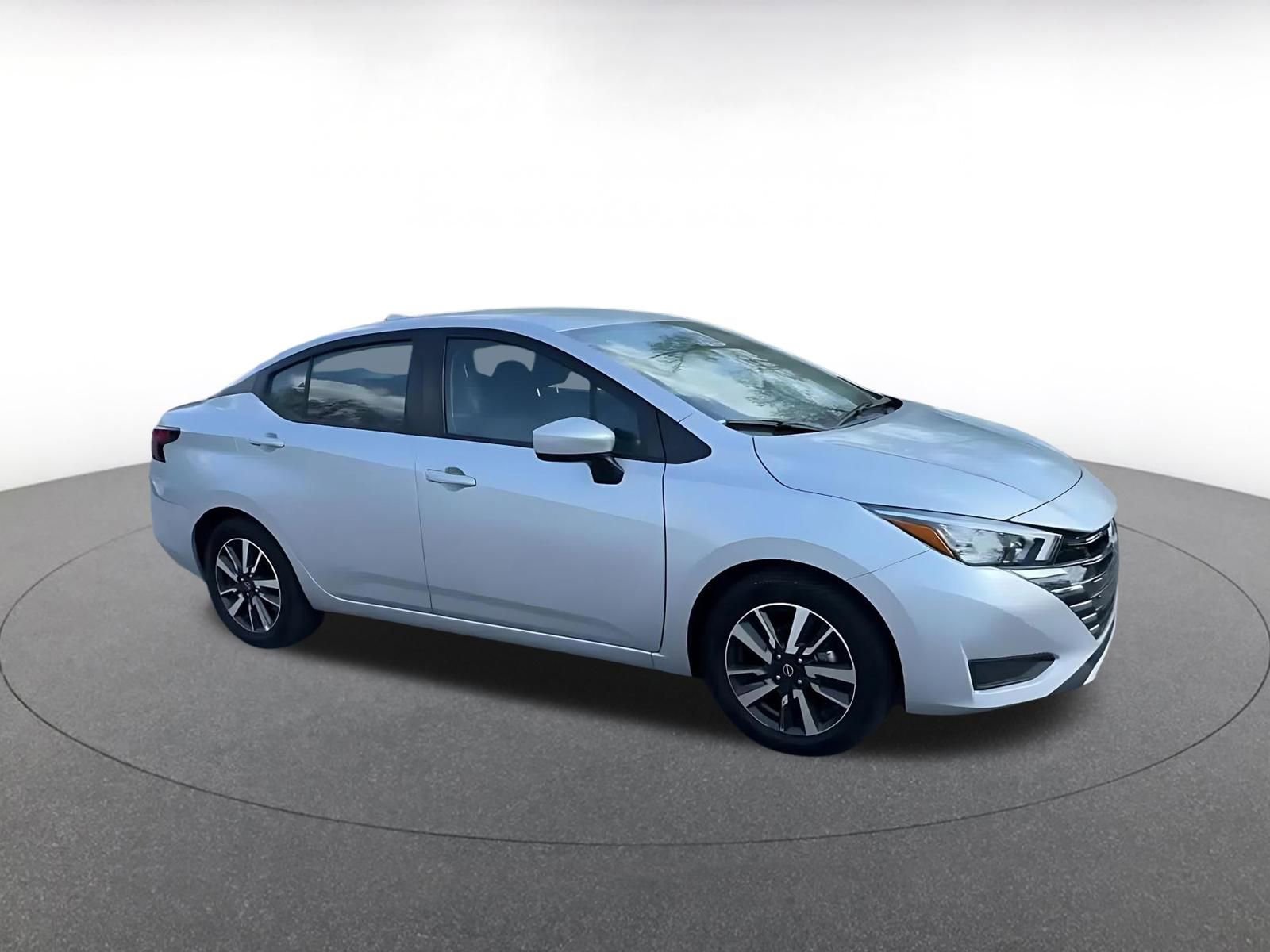 Used 2025 Nissan Versa SV image 2