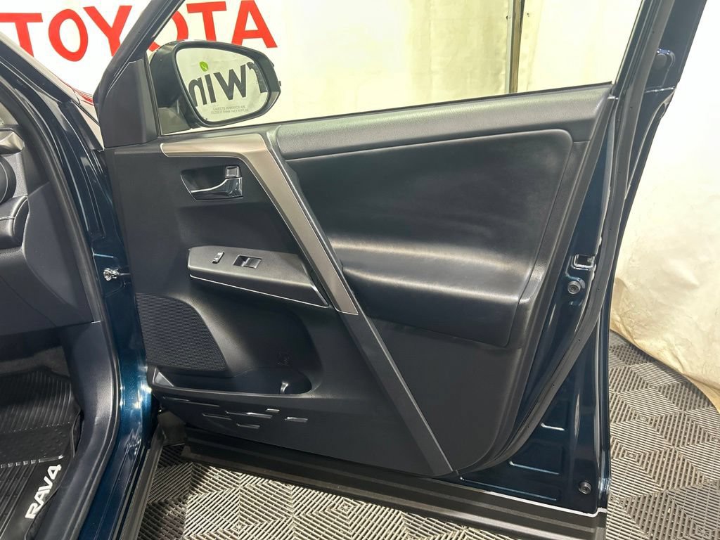 Used 2017 Toyota RAV4 XLE w/ Convenience Package AWD/4WD image 11