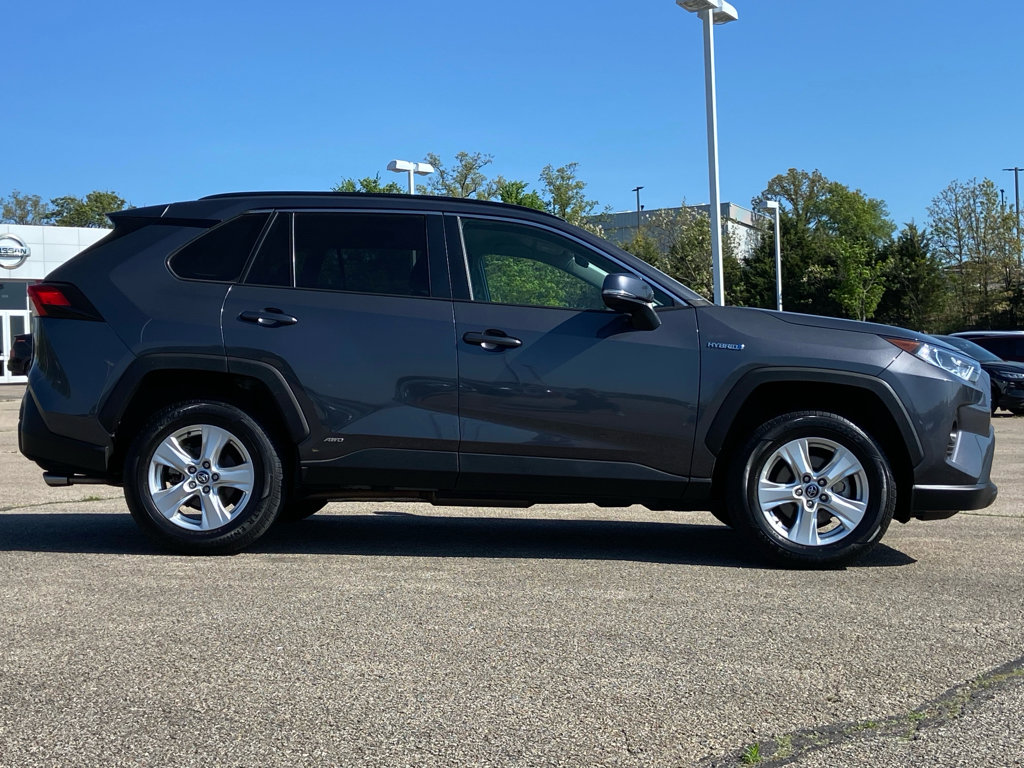 Used 2020 Toyota RAV4 XLE w/ Carpet Mat Package AWD/4WD image 4