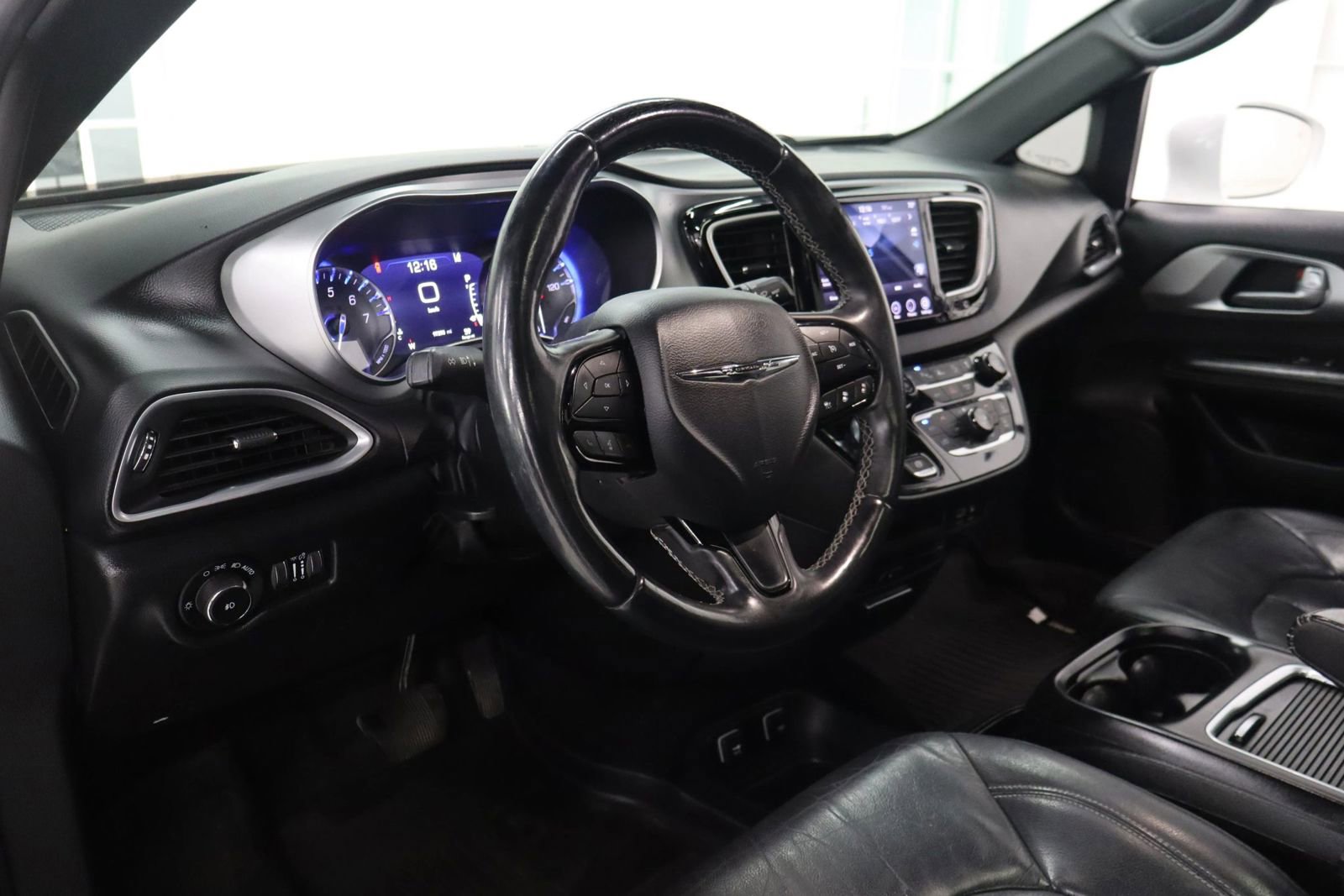 Used 2018 Chrysler Pacifica Touring-L Plus w/ Advanced Safetytec Group FWD image 35