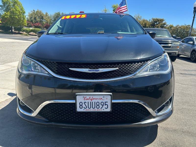 Used 2019 Chrysler Pacifica Touring-L FWD image 2