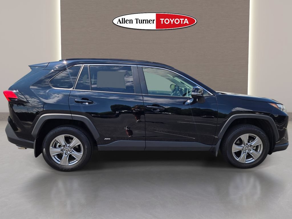 Used 2025 Toyota RAV4 LE AWD/4WD image 4