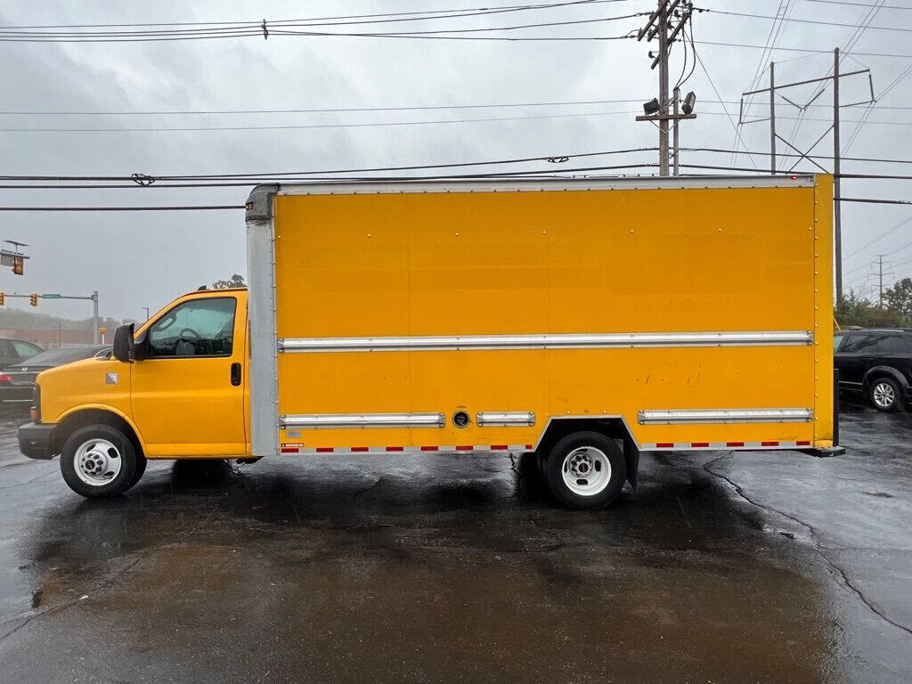 Used 2016 GMC Savana 3500 Extended image 2