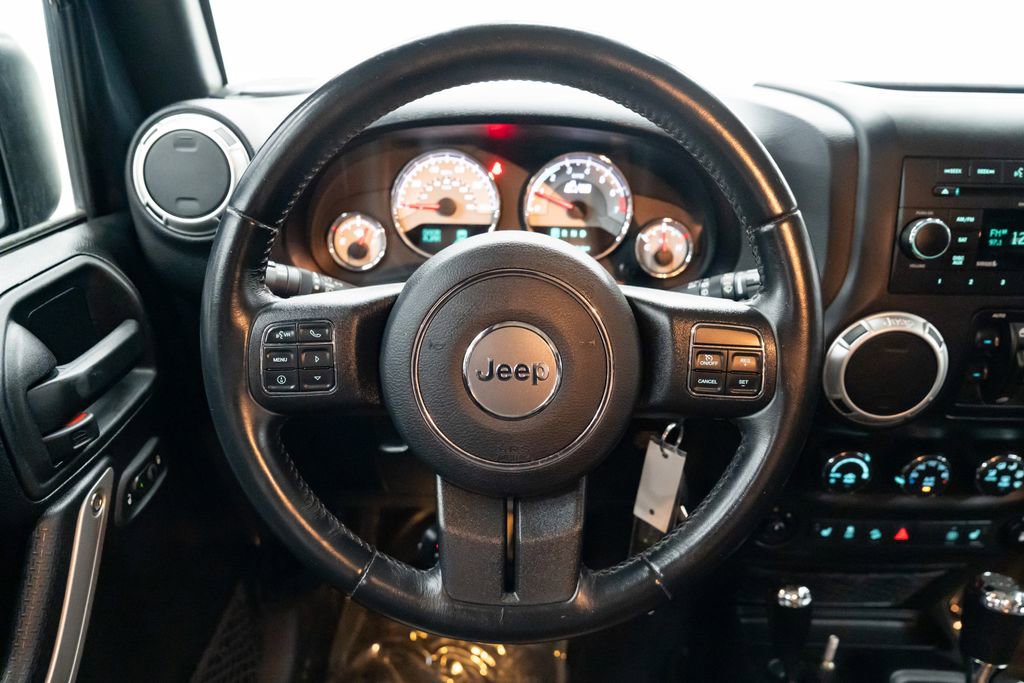 Used 2017 Jeep Wrangler Unlimited Rubicon w/ Connectivity Group AWD/4WD image 14