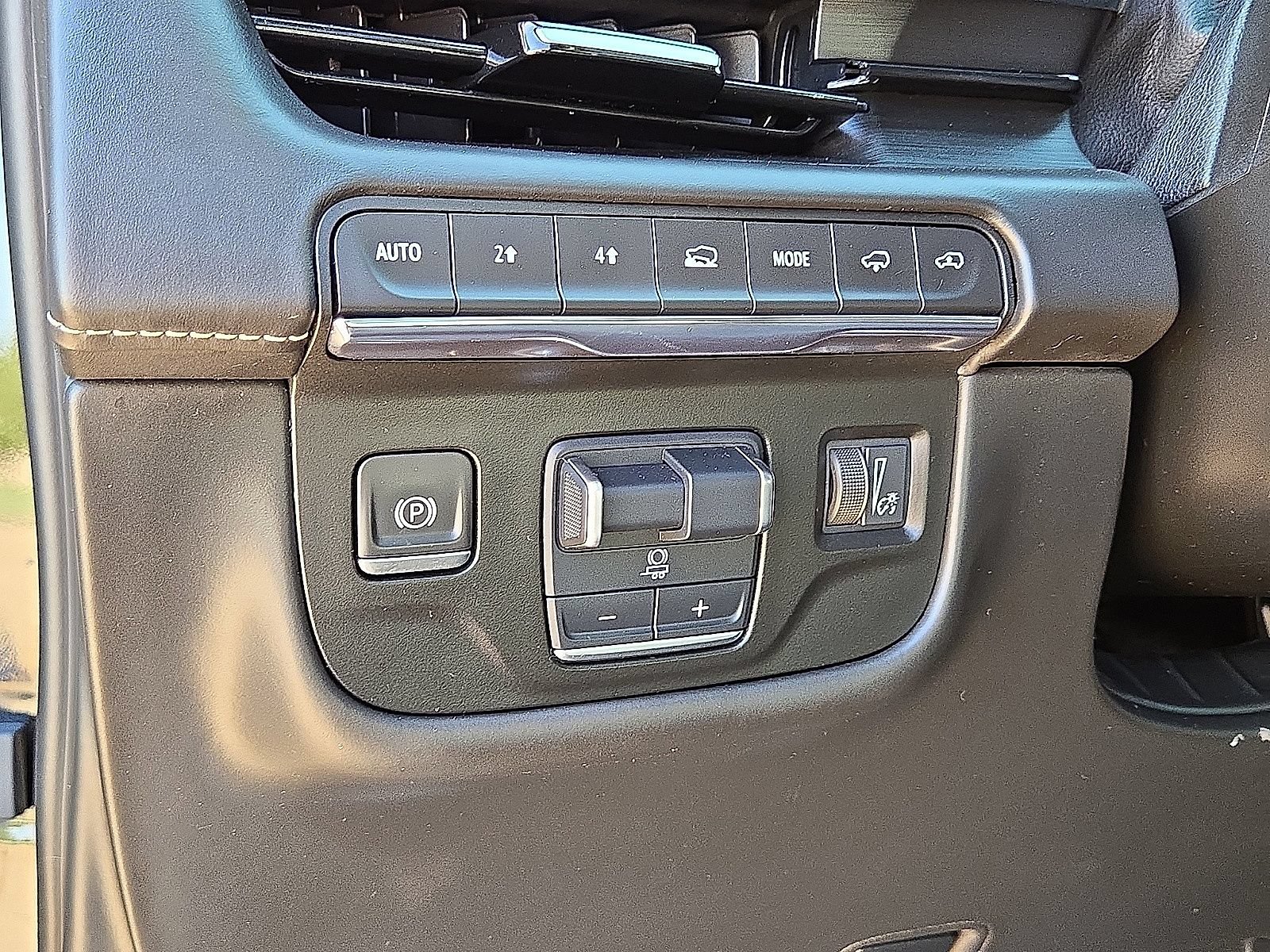 Used 2021 Cadillac Escalade Premium Luxury Platinum AWD/4WD image 25