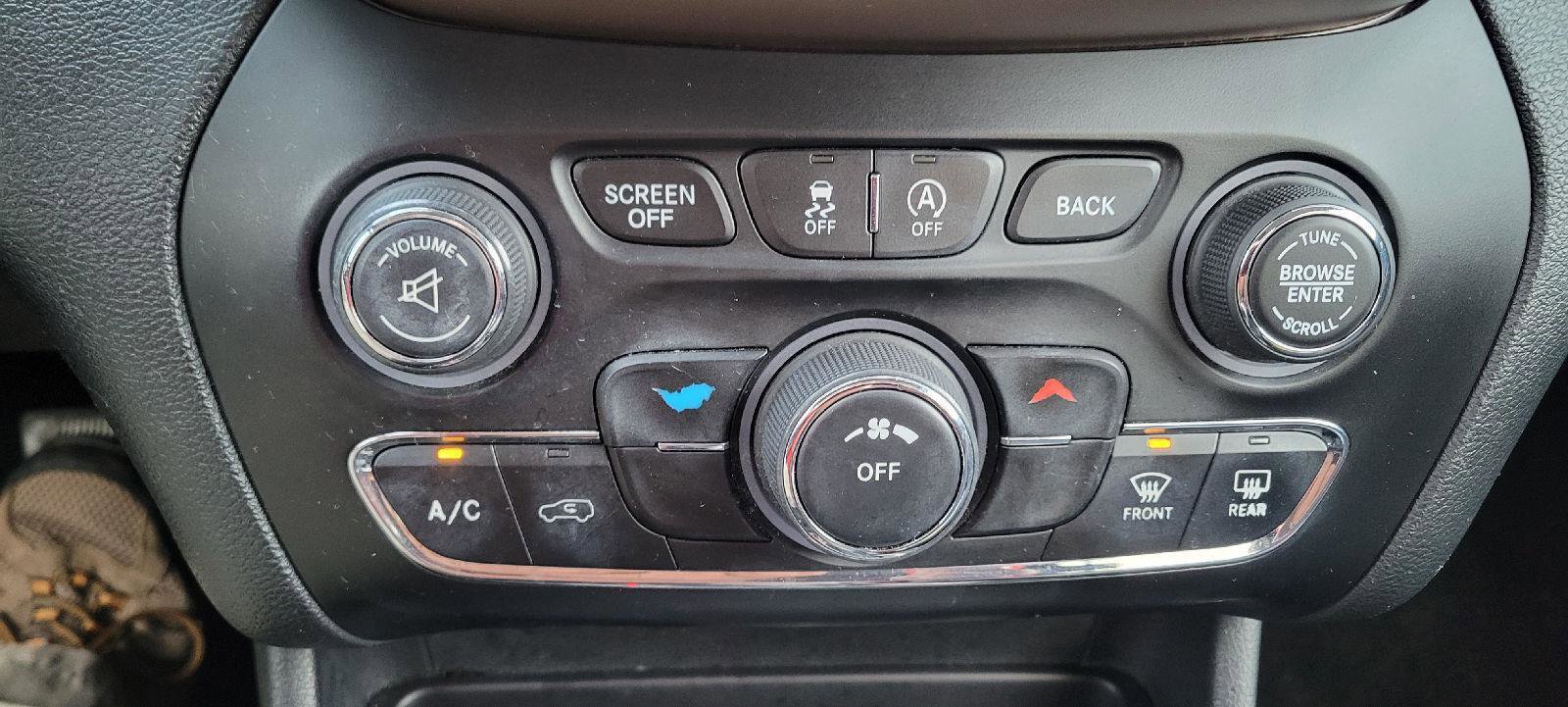 Used 2015 Jeep Cherokee Latitude image 18