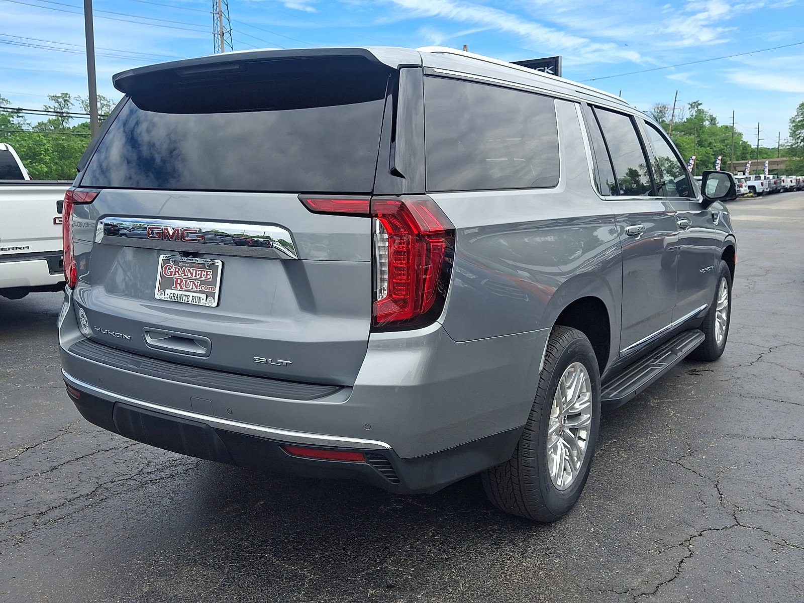 Used 2024 GMC Yukon XL SLT w/ SLT Luxury Package AWD/4WD image 6