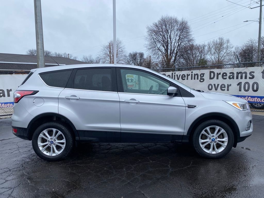 Used 2017 Ford Escape SE image 2