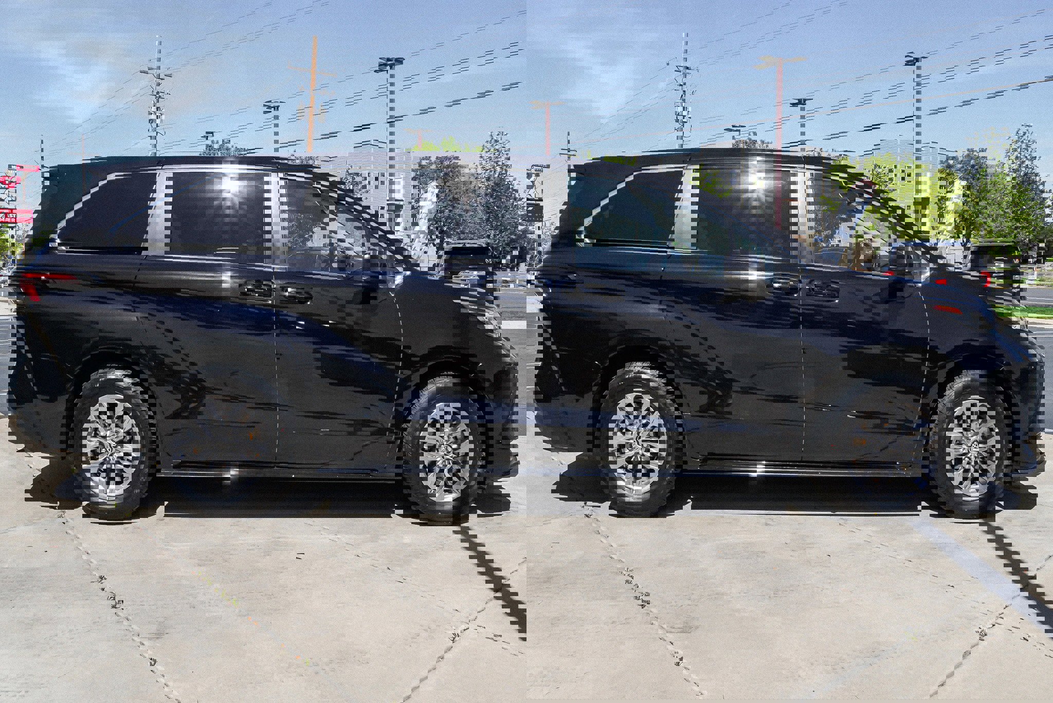 Used 2023 Toyota Sienna LE image 9