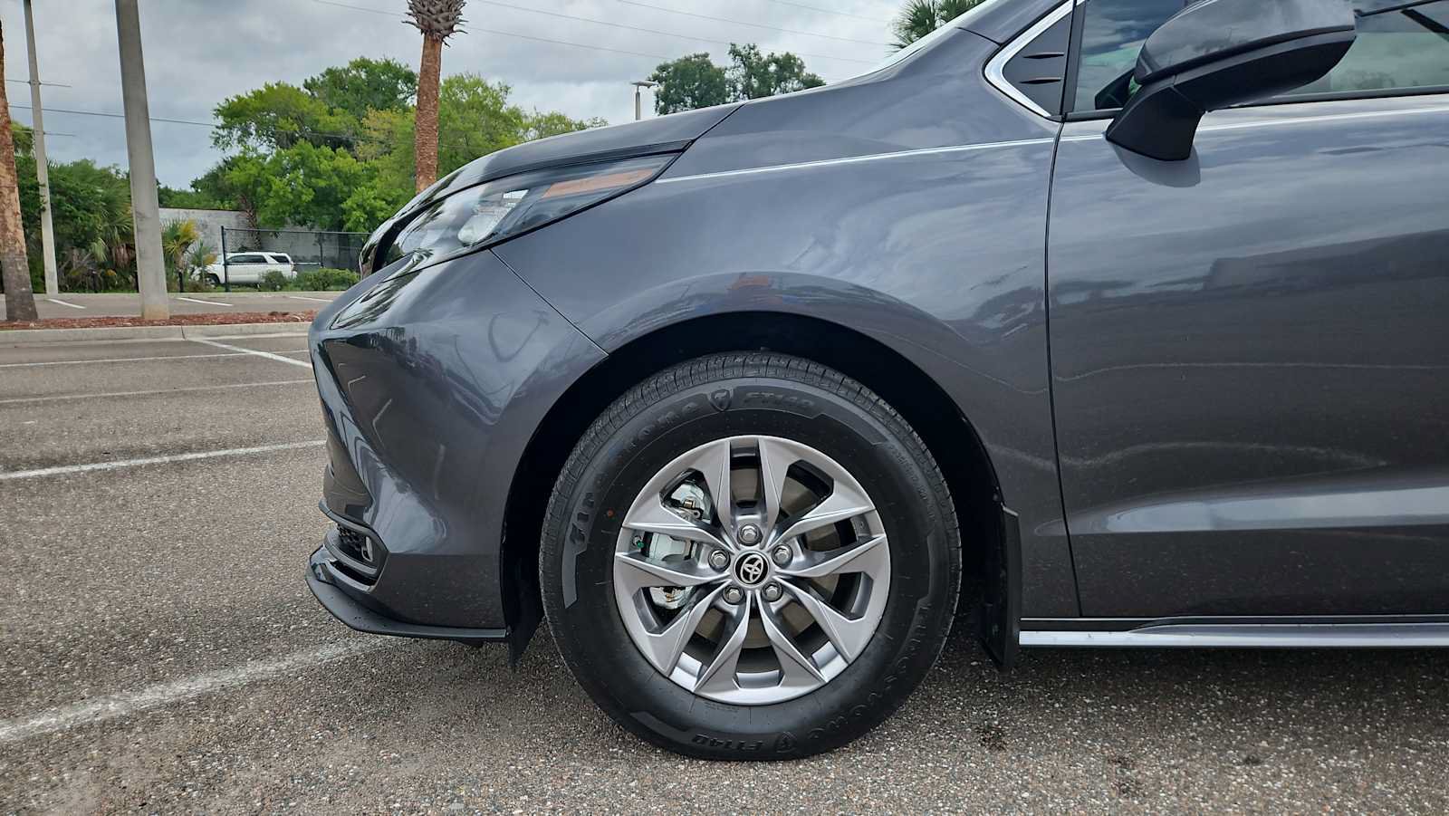 Used 2025 Toyota Sienna XLE w/ XLE Plus Package FWD image 19