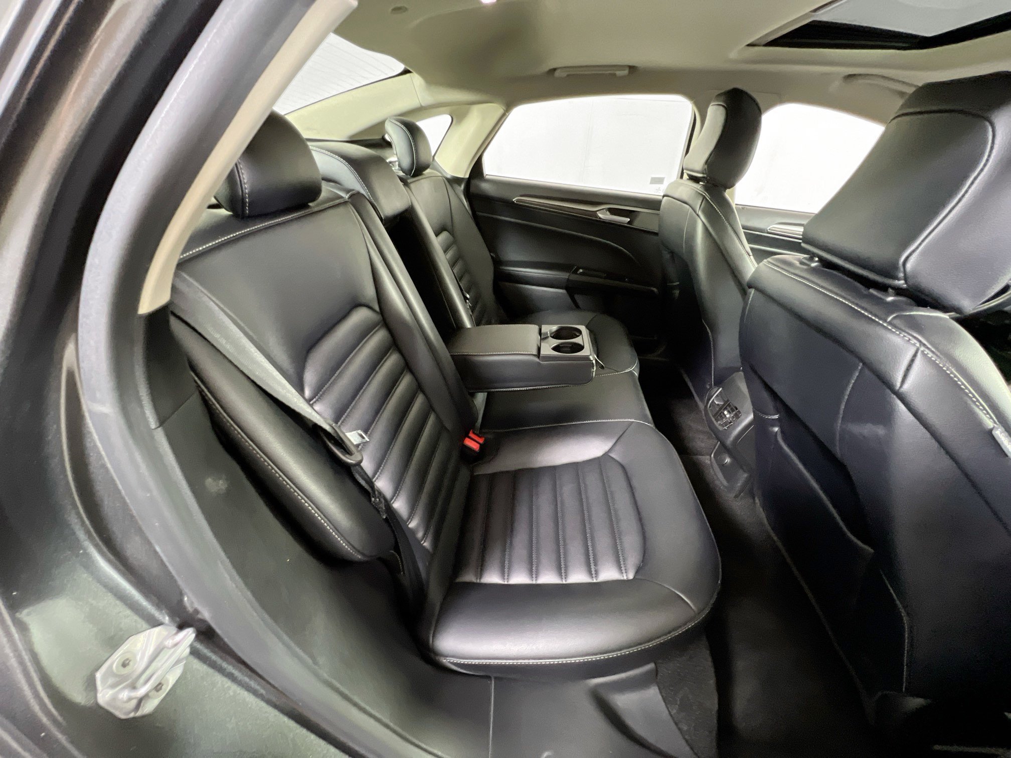 Used 2020 Ford Fusion SEL FWD image 27