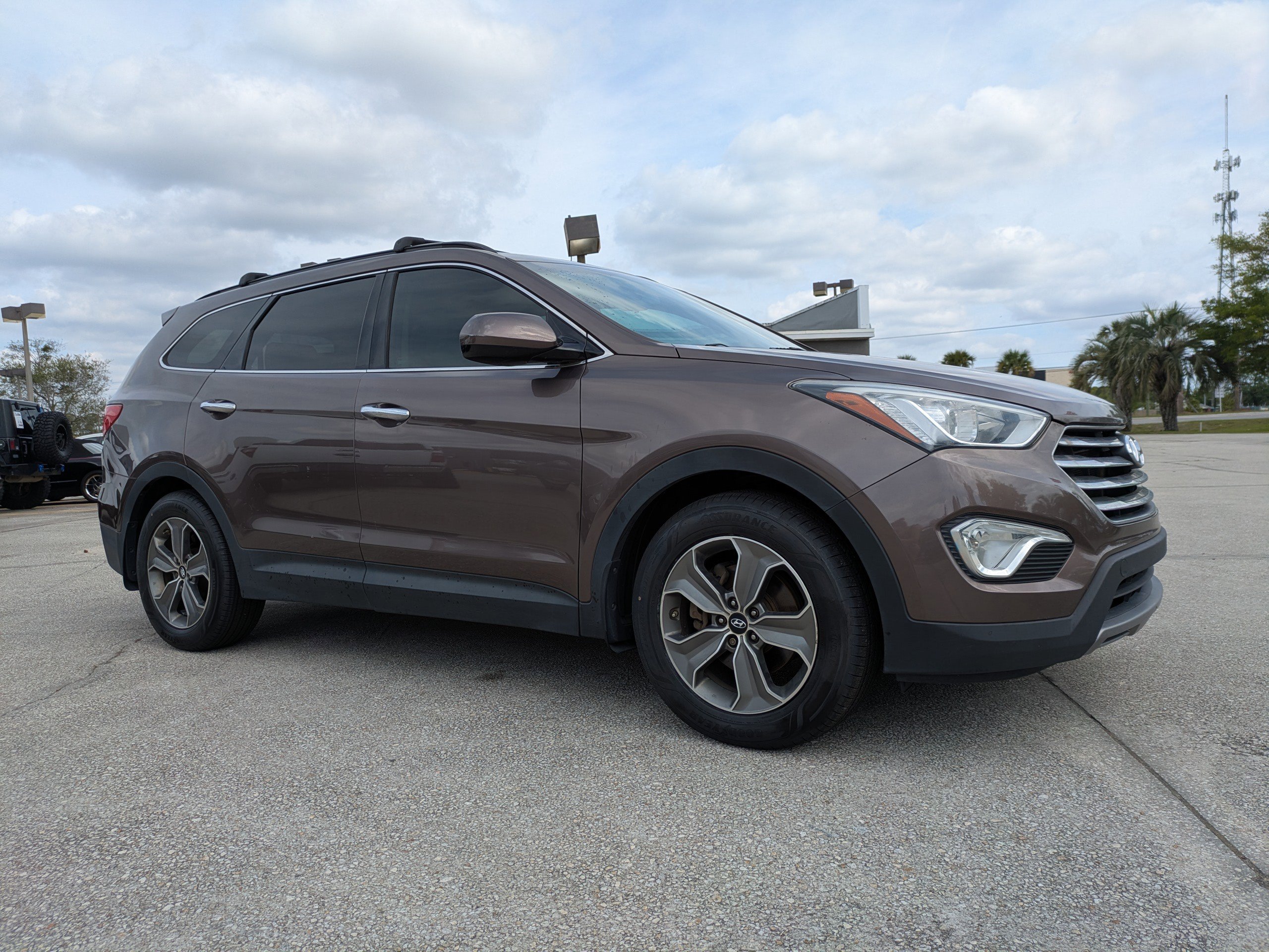 Used 2014 Hyundai Santa Fe GLS FWD image 2