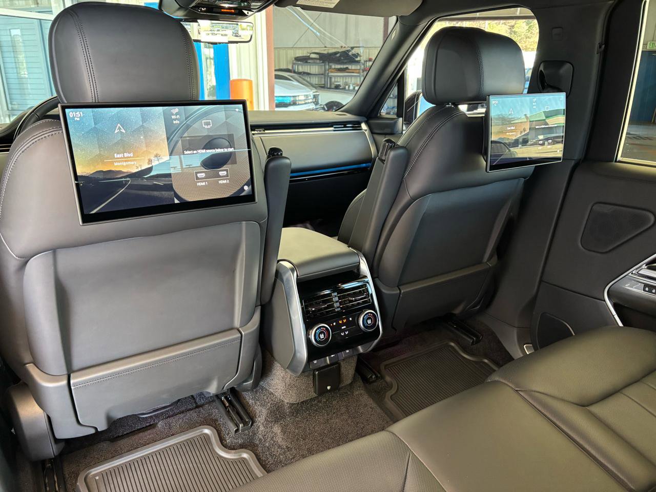 Used 2025 Land Rover Range Rover Long Wheelbase SE image 25