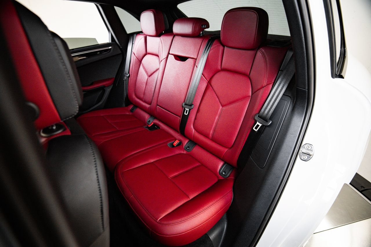 Certified 2024 Porsche Macan S AWD/4WD image 23