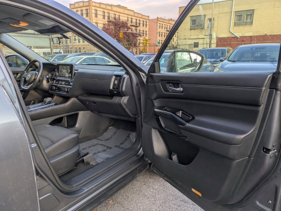 Used 2022 Nissan Pathfinder SV image 9