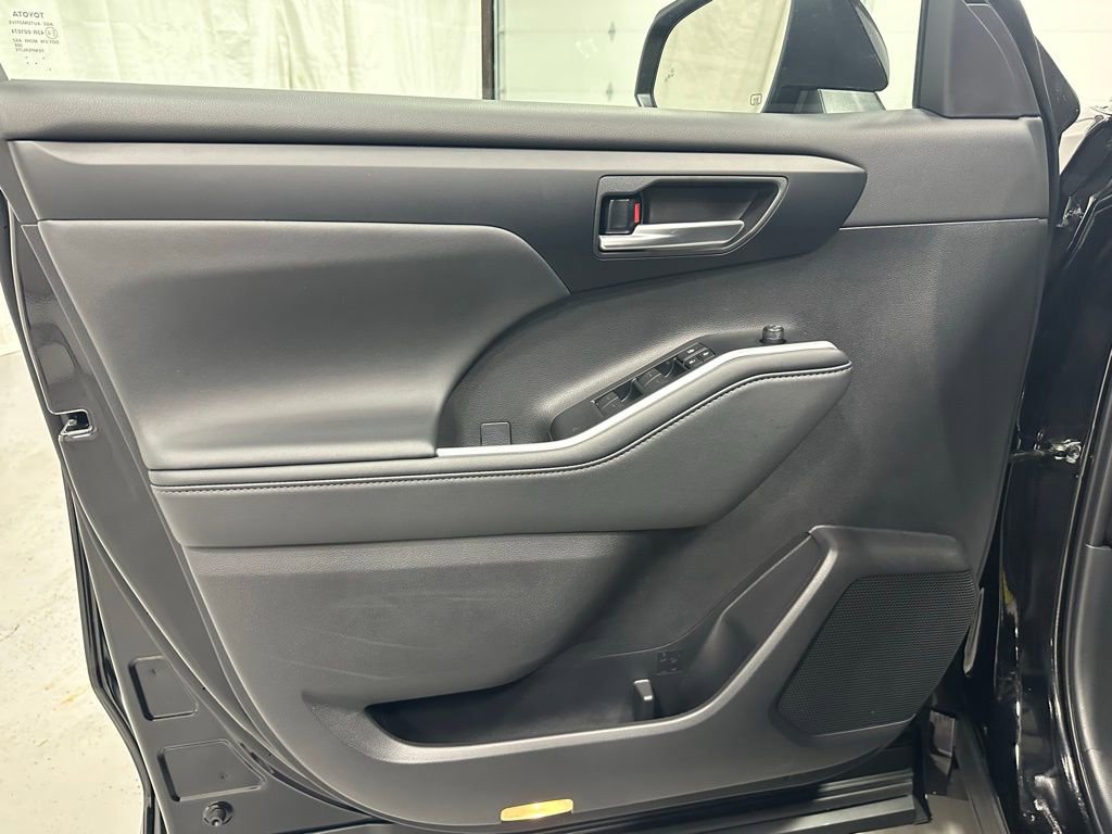 Used 2025 Toyota Highlander XLE image 8