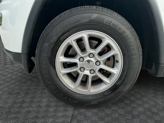 Used 2019 Jeep Grand Cherokee Laredo AWD/4WD image 15