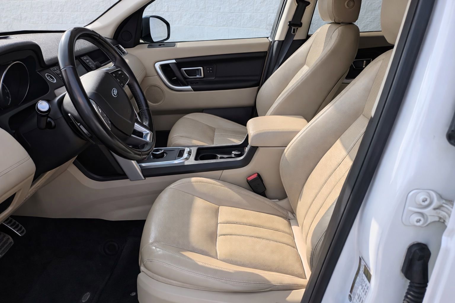 Used 2017 Land Rover Discovery Sport HSE image 2