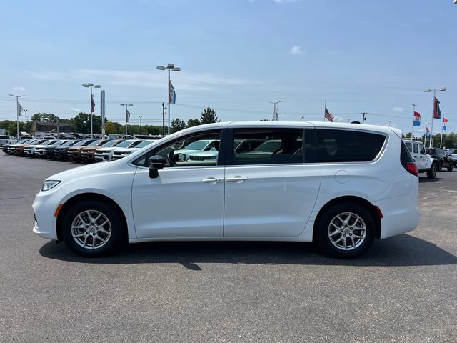 Used 2024 Chrysler Pacifica Touring-L FWD image 4