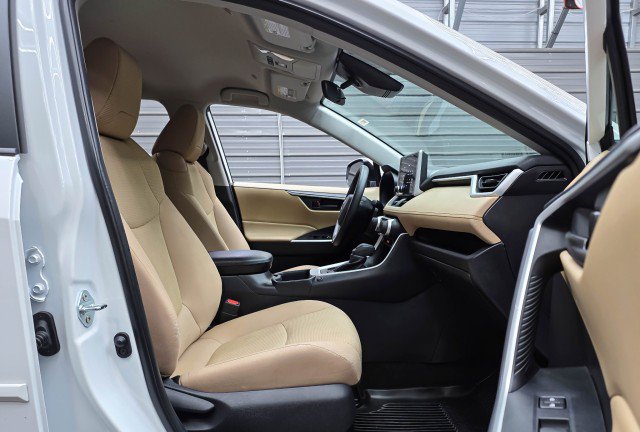 Used 2025 Toyota RAV4 LE AWD/4WD image 15