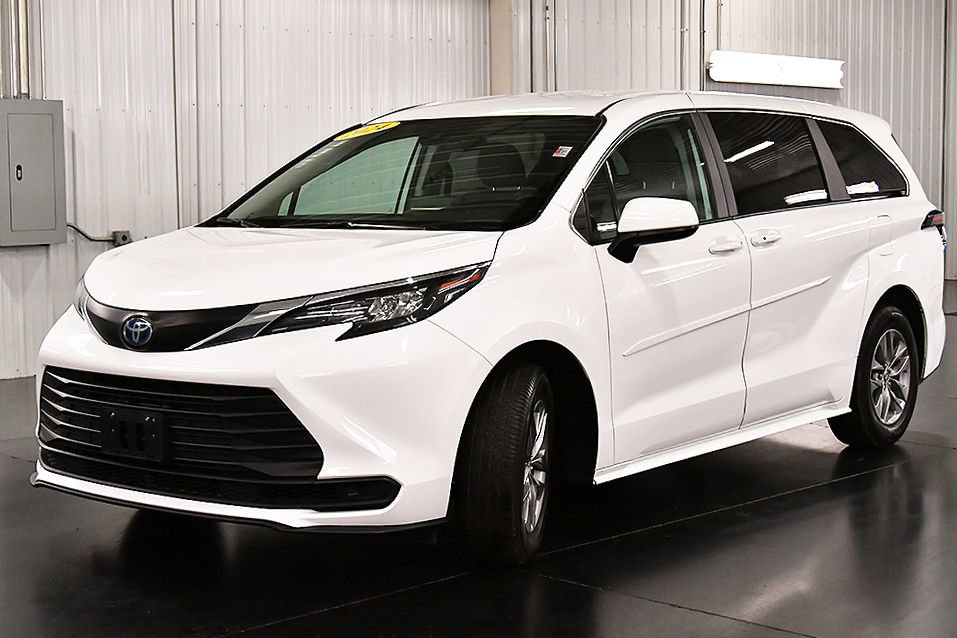 Used 2024 Toyota Sienna LE AWD/4WD image 3