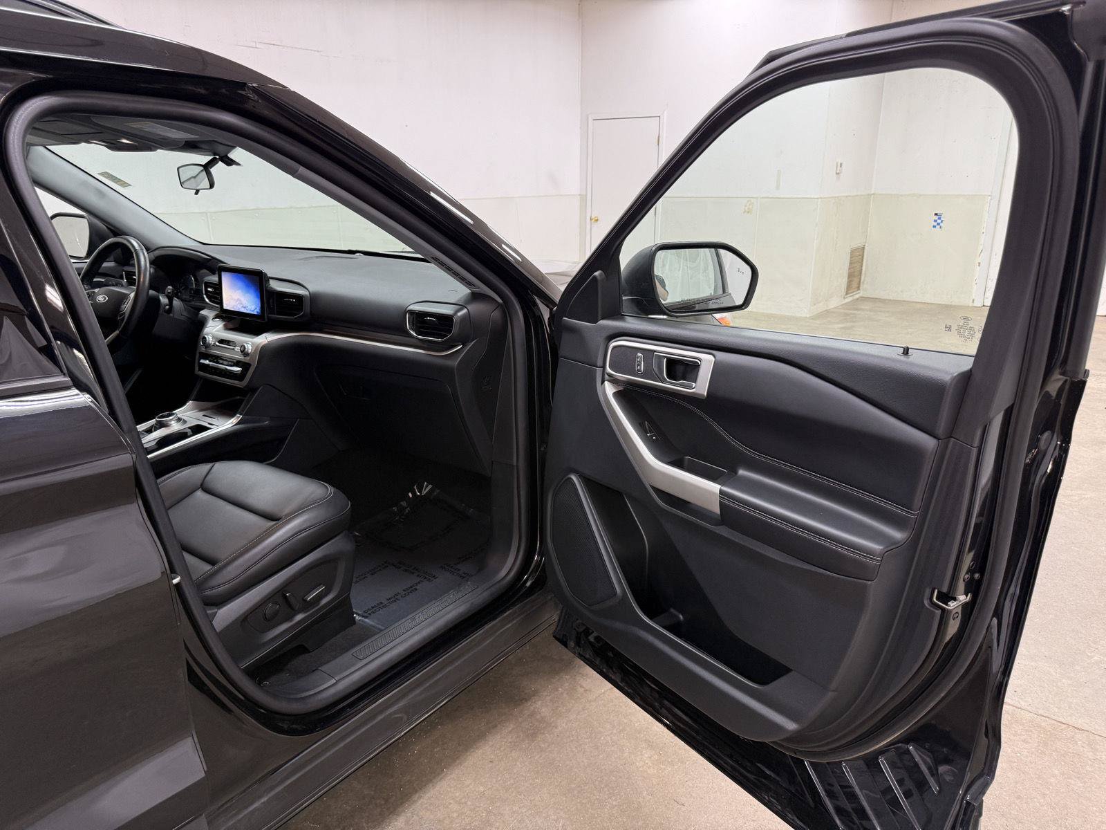 Used 2022 Ford Explorer XLT w/ Equipment Group 202A AWD/4WD image 31