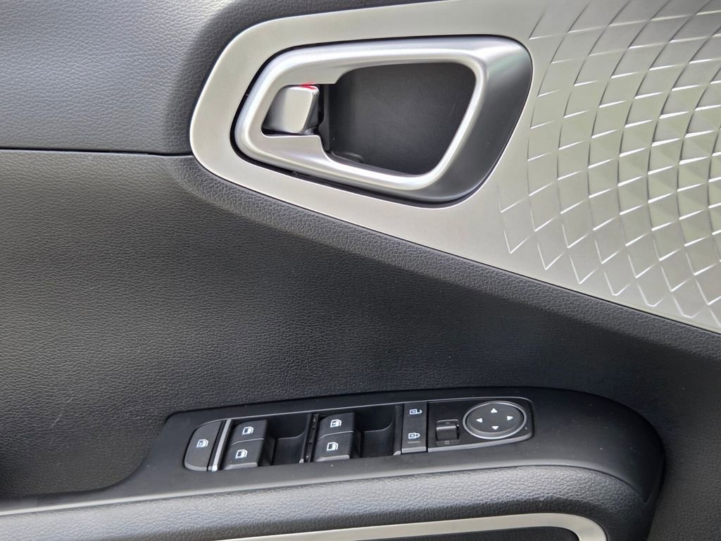 Used 2025 Kia Soul LX image 27