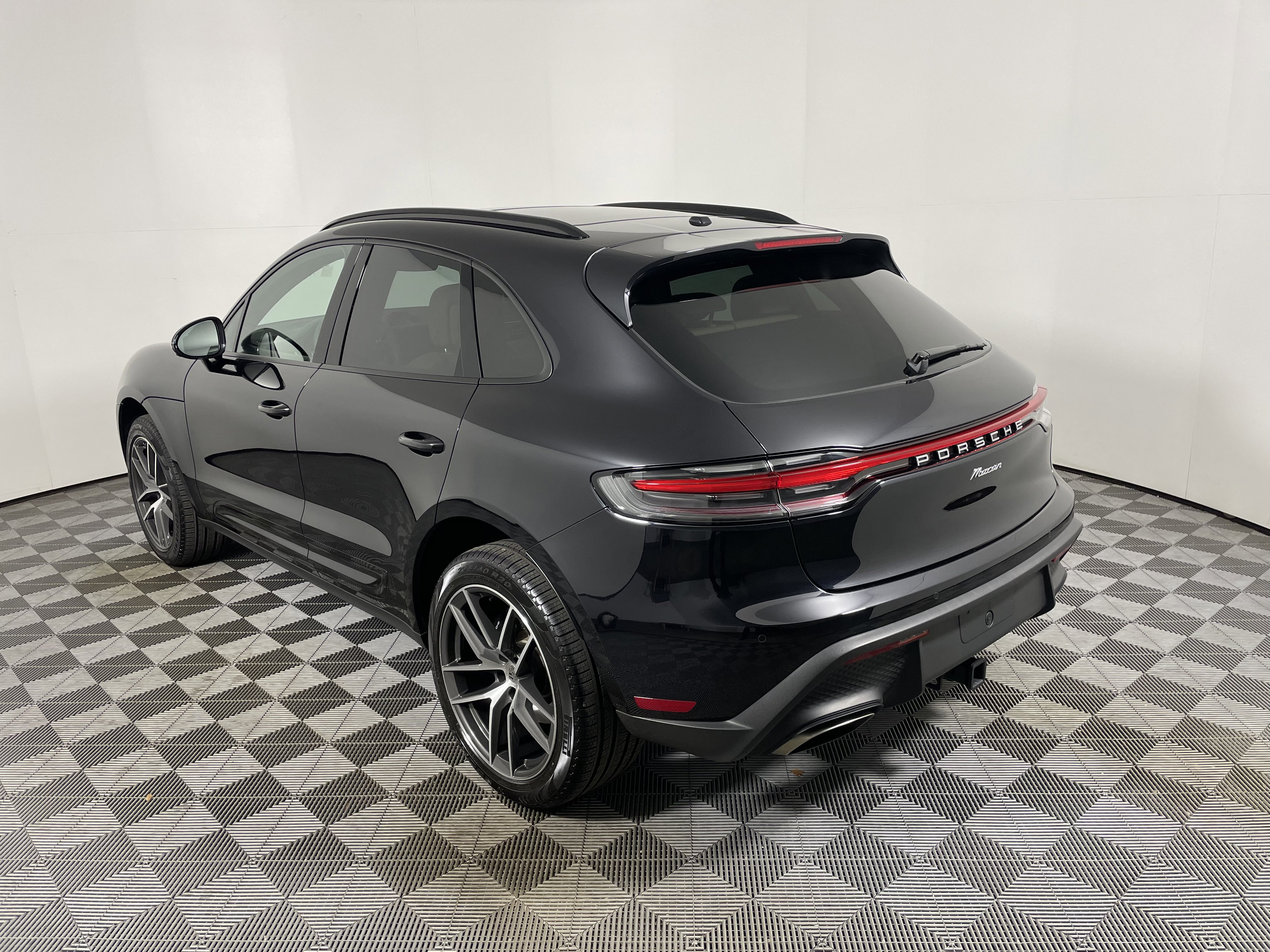 Used 2025 Porsche Macan image 3