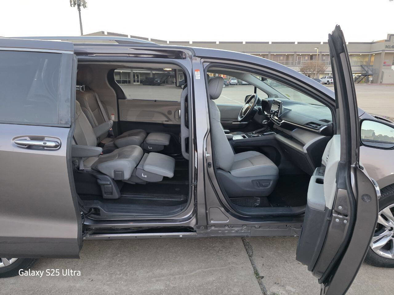 Used 2021 Toyota Sienna Limited FWD image 18