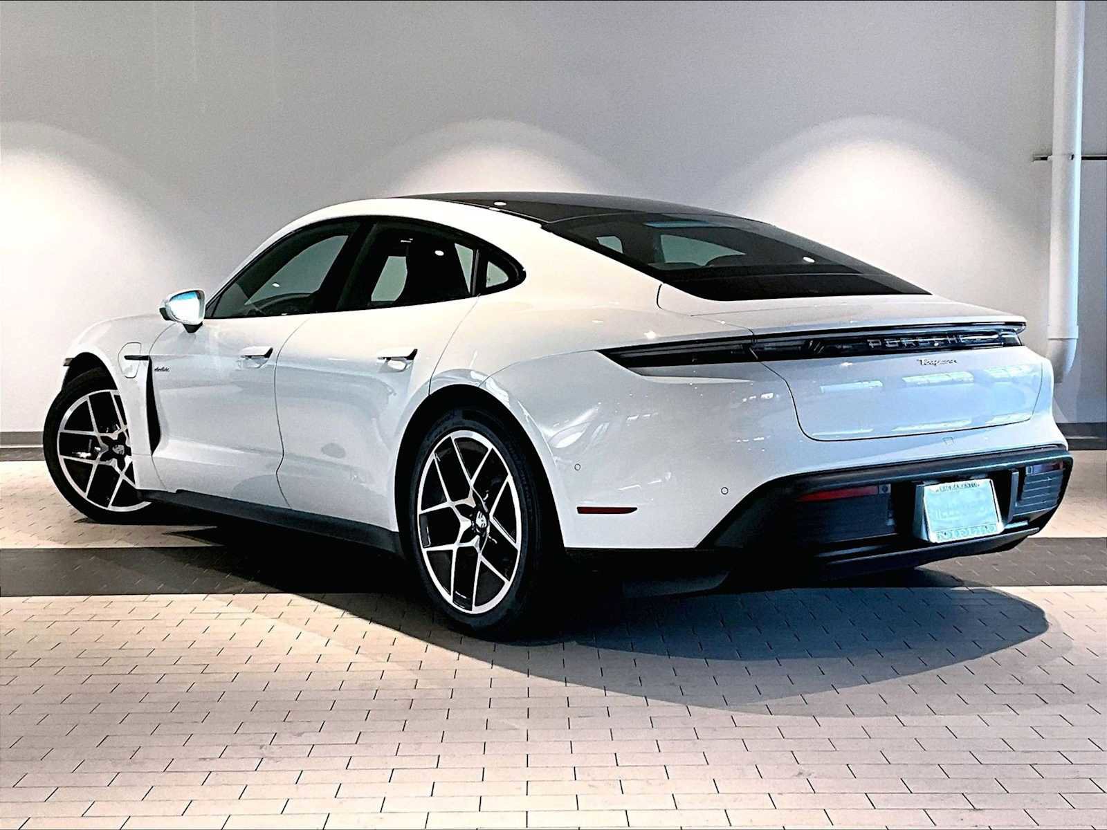 Used 2025 Porsche Taycan image 3