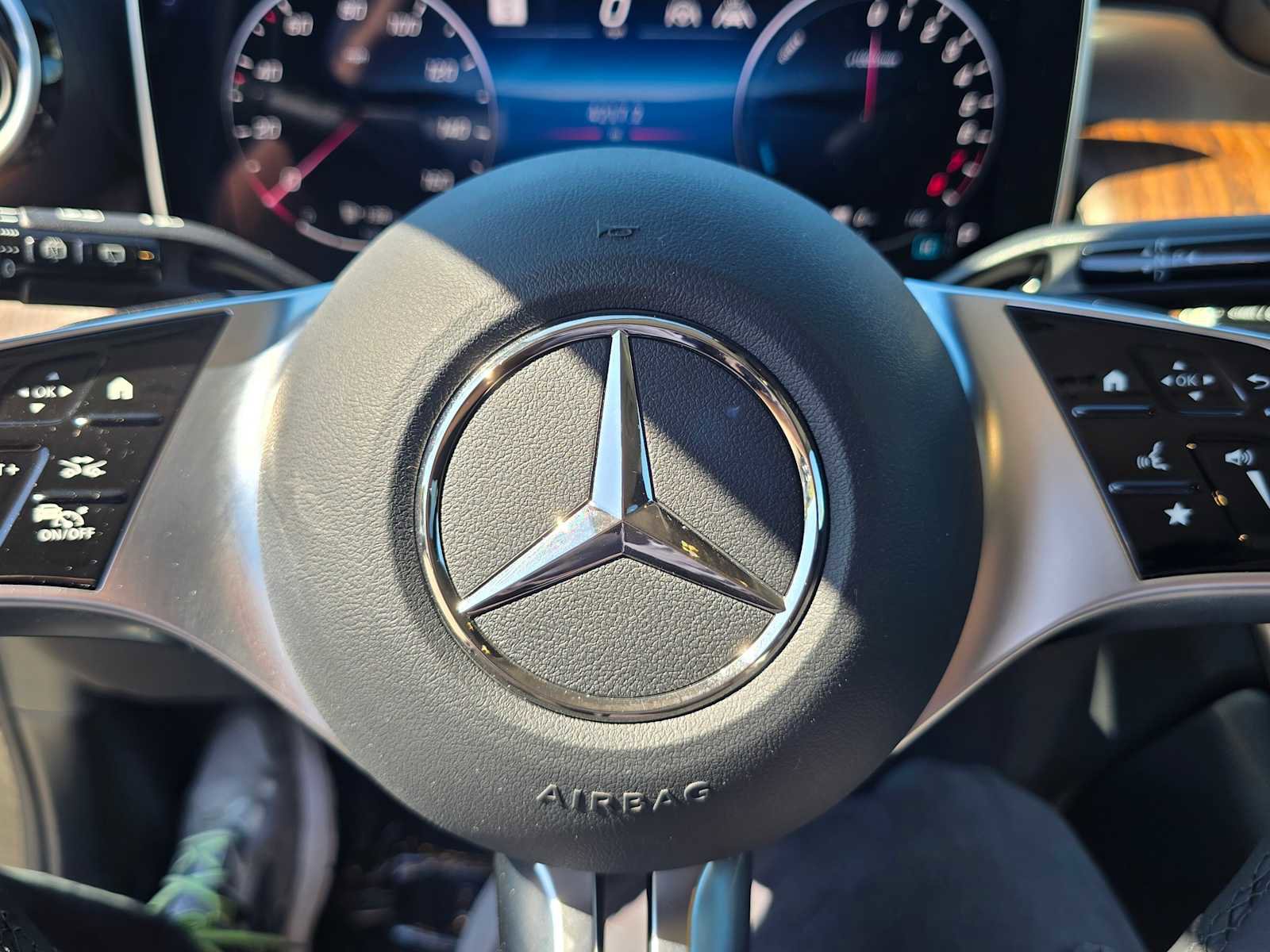 Used 2025 Mercedes-Benz GLC 350e 4MATIC image 25