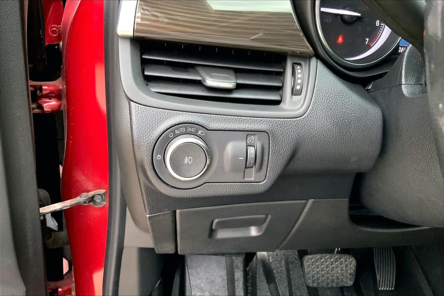 Used 2019 Buick Envision Essence FWD image 32