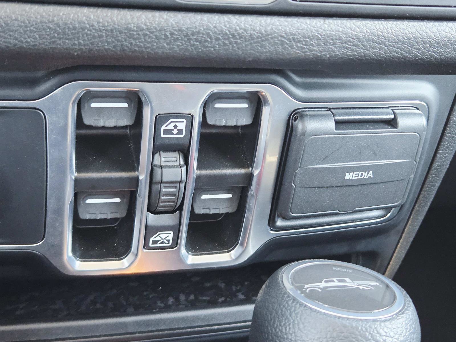 Used 2024 Jeep Gladiator Sport image 32