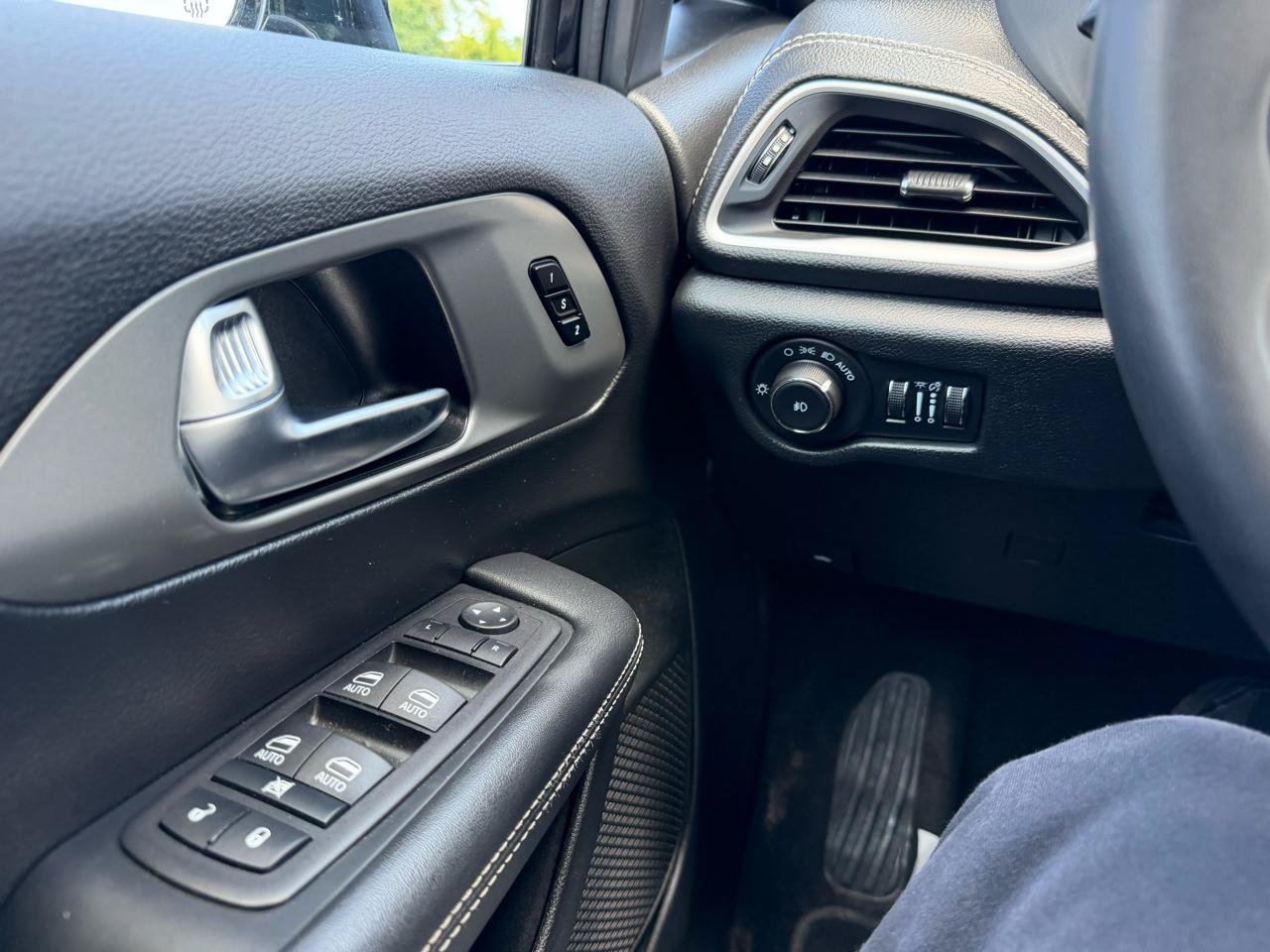 Used 2025 Chrysler Pacifica Select FWD image 21