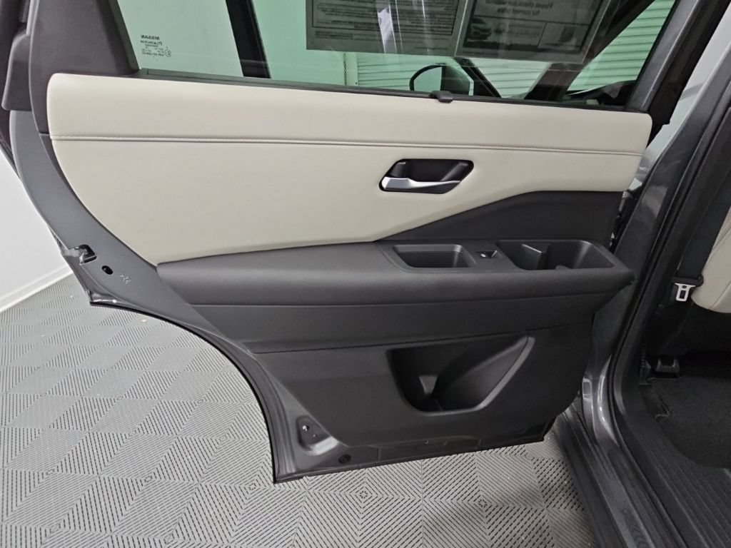 Used 2025 Nissan Pathfinder SL FWD image 32