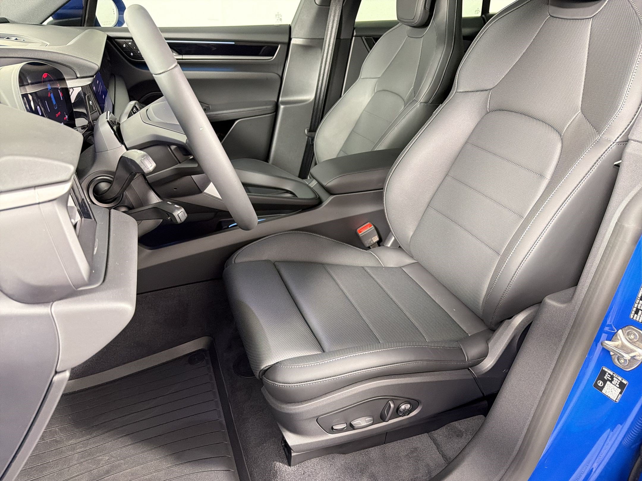 Used 2026 Porsche Macan Electric RWD image 5