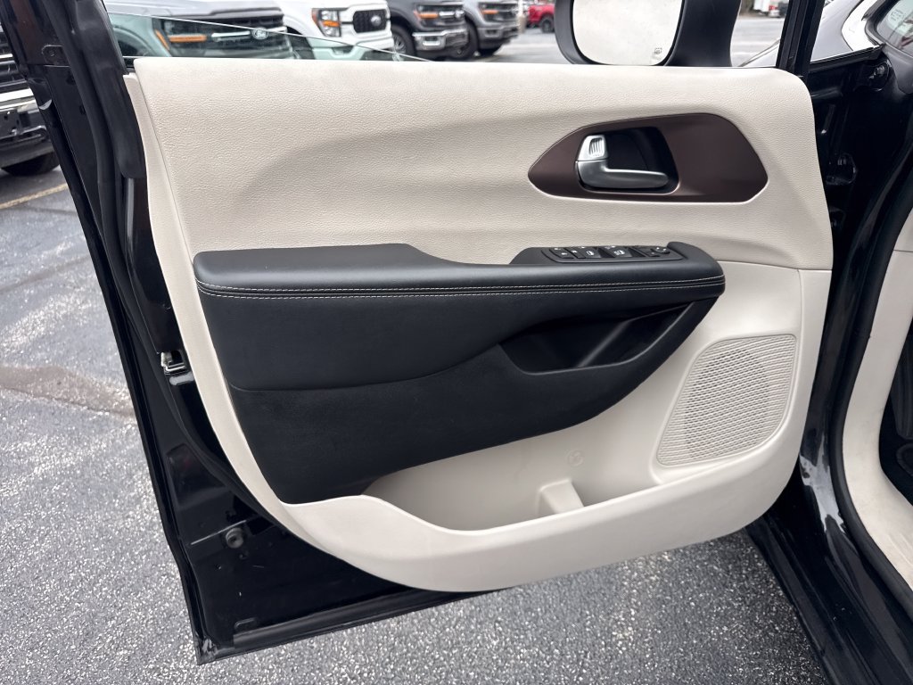 Used 2023 Chrysler Voyager LX FWD image 25