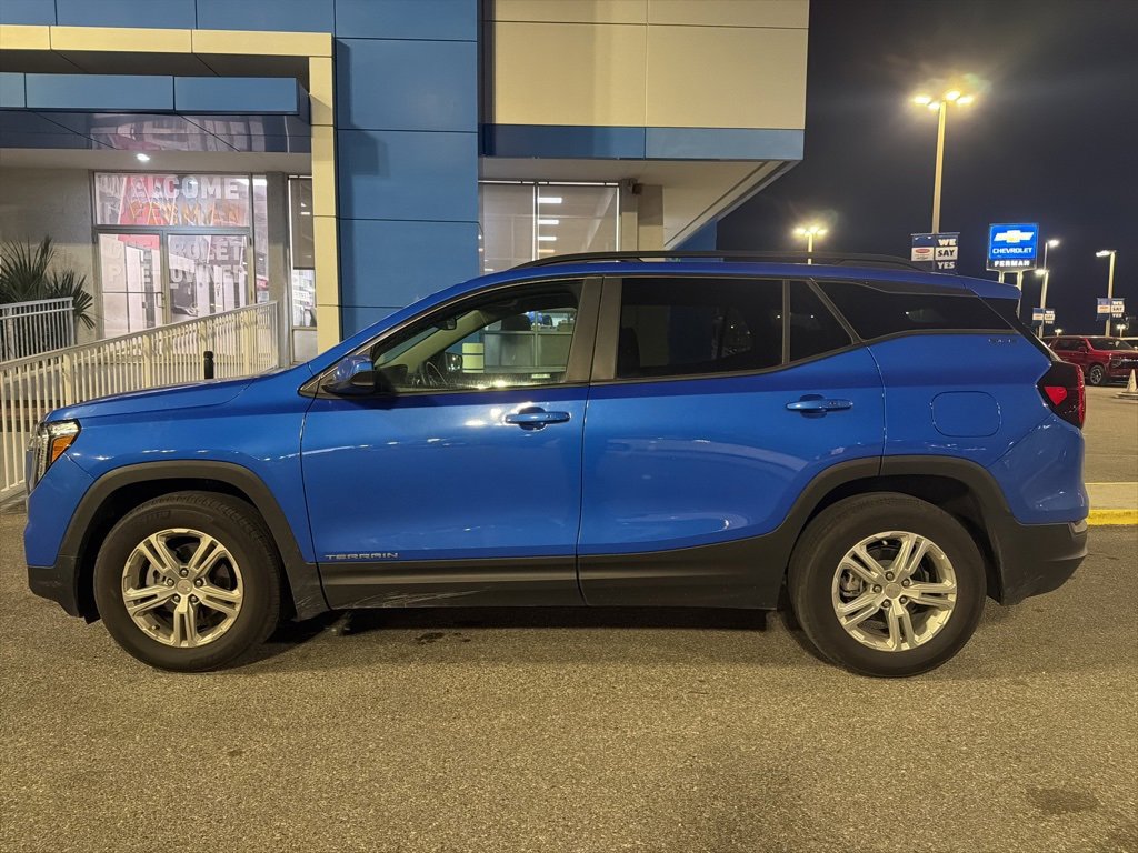 Used 2024 GMC Terrain SLE w/ Driver Convenience Package image 2