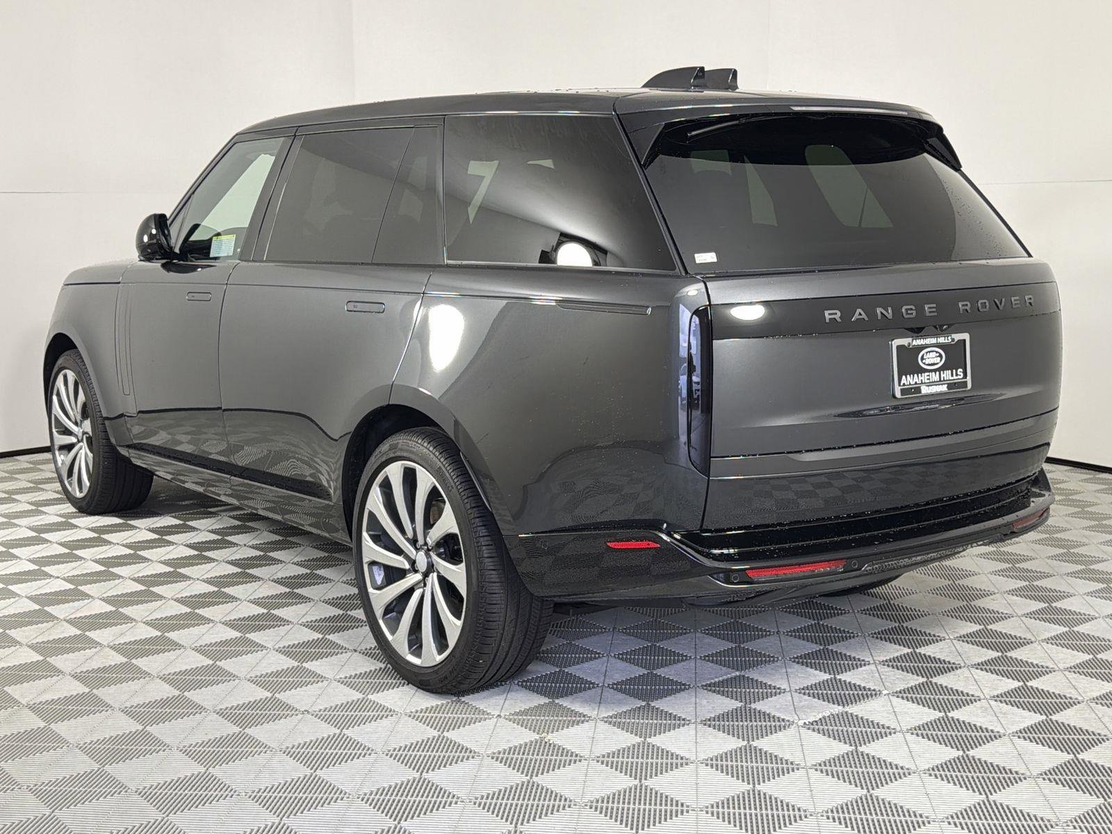 New 2025 Land Rover Range Rover Long Wheelbase SE image 3