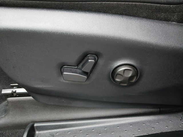 Used 2025 Chrysler Pacifica Limited image 27