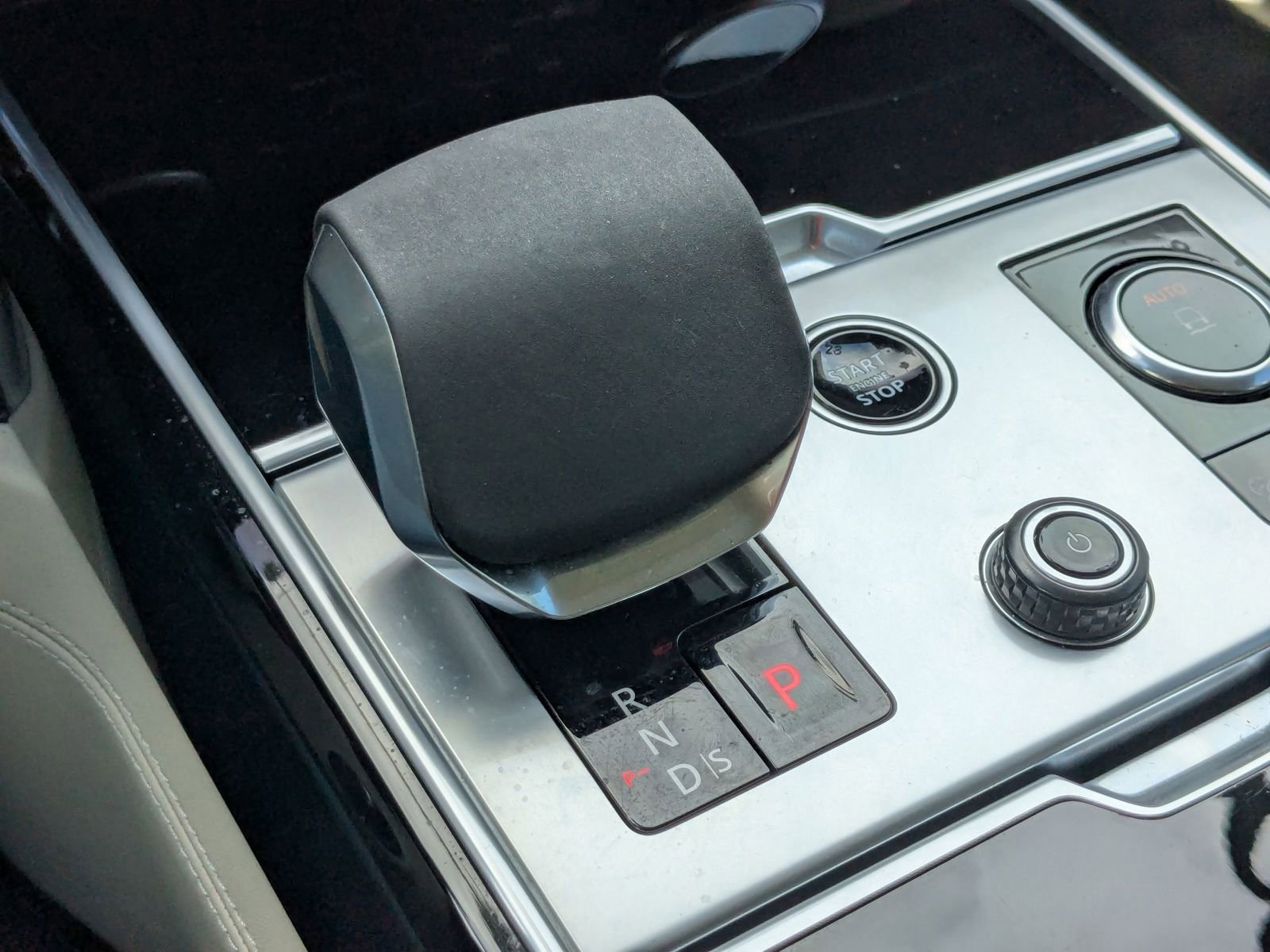 Used 2023 Land Rover Range Rover Long Wheelbase SE image 12