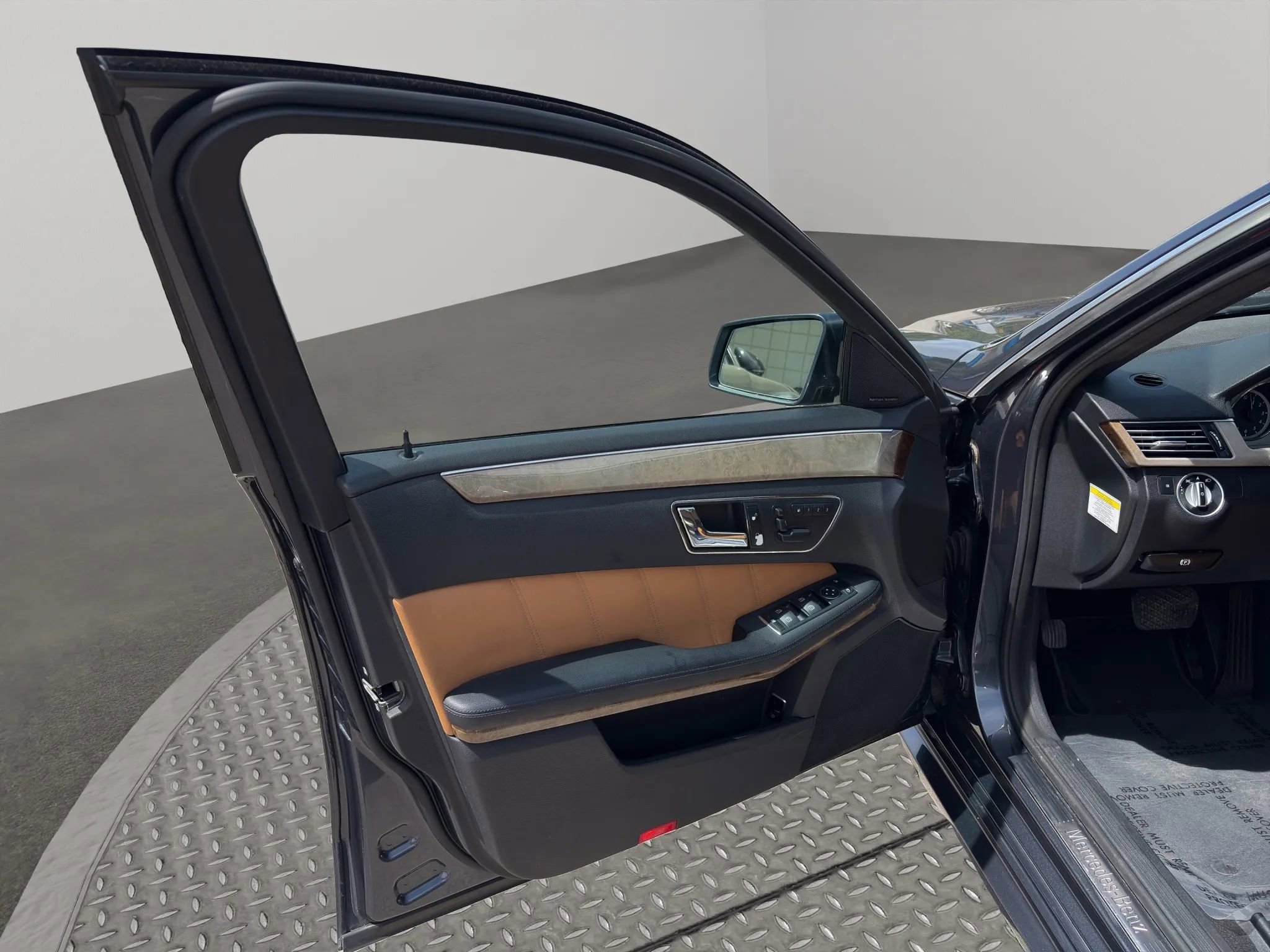 Used 2011 Mercedes-Benz E 550 Sedan image 23