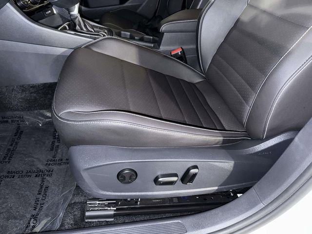 Used 2024 Volkswagen Jetta SE w/ Panoramic Sunroof Package image 3