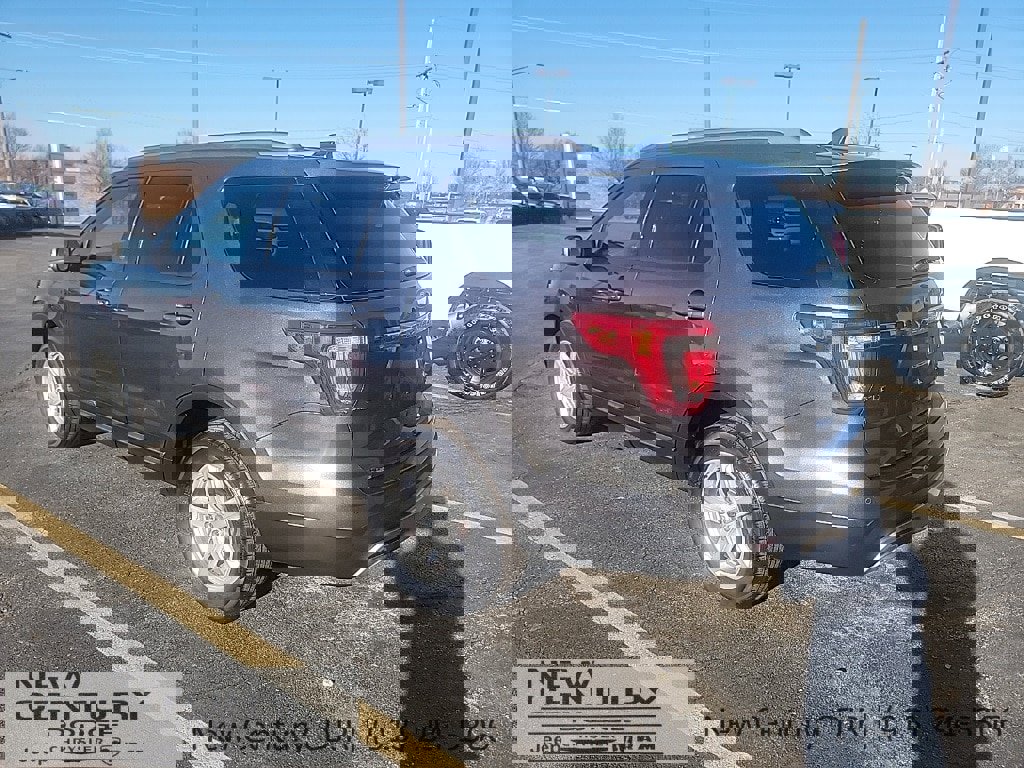 Used 2017 Ford Explorer XLT image 3