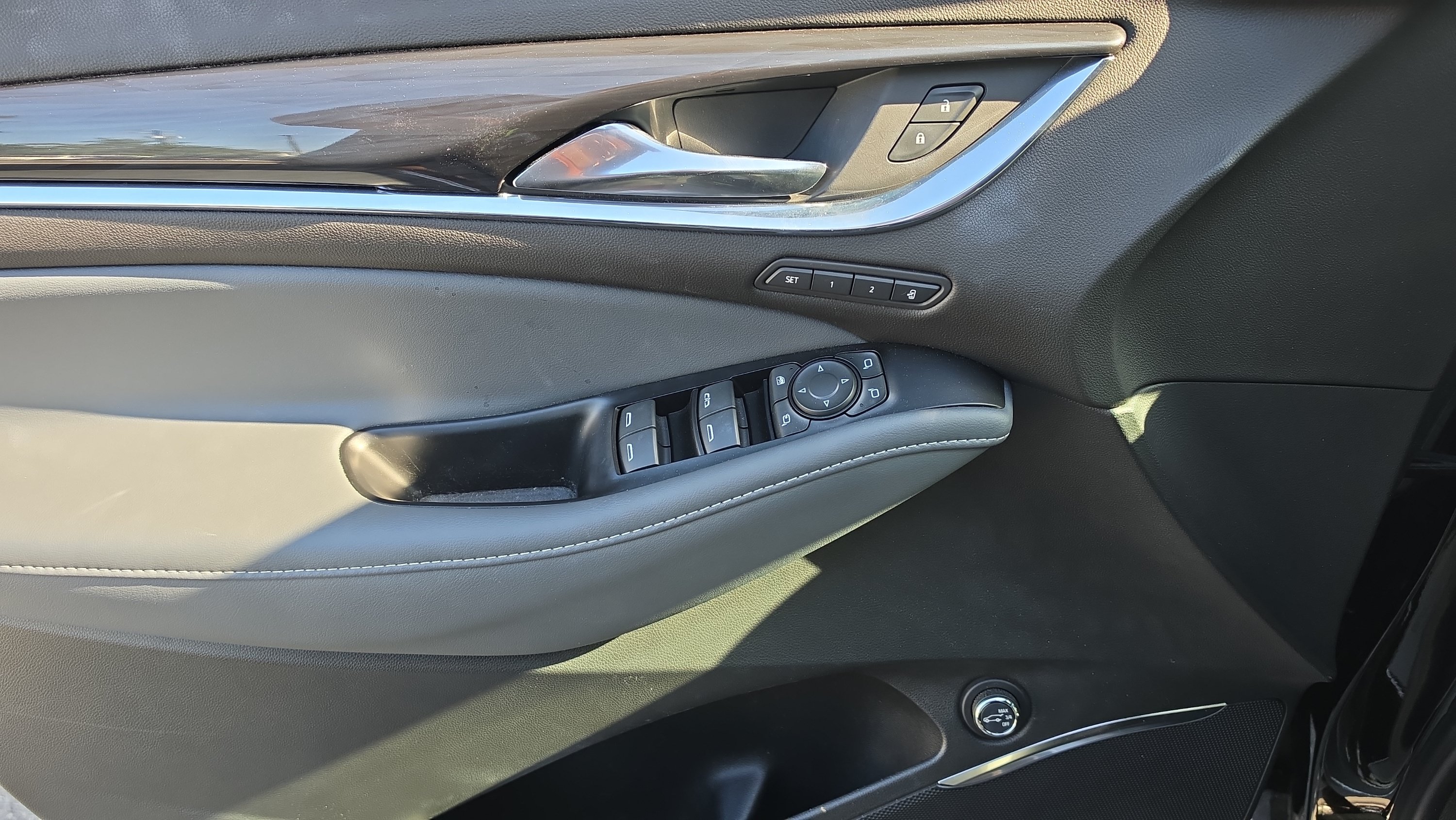 Used 2022 Buick Enclave Premium w/ LPO, Touring Package FWD image 11