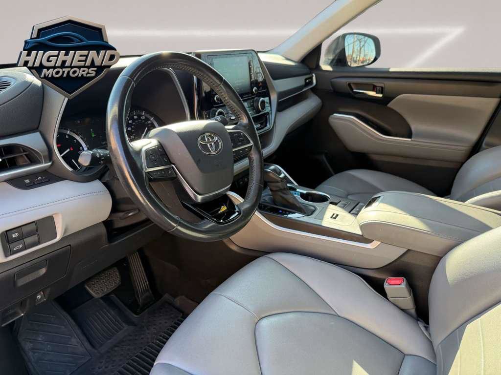 Used 2020 Toyota Highlander XLE FWD image 15
